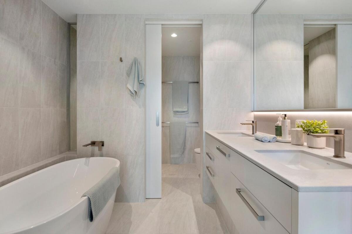 Apartment Beachfront Escape Kirra Ocean Views Sleeps 6 Gold Coast