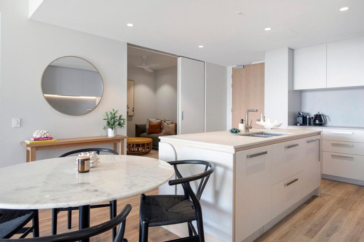 Beachfront Escape Kirra Ocean Views Sleeps 6 Apartment