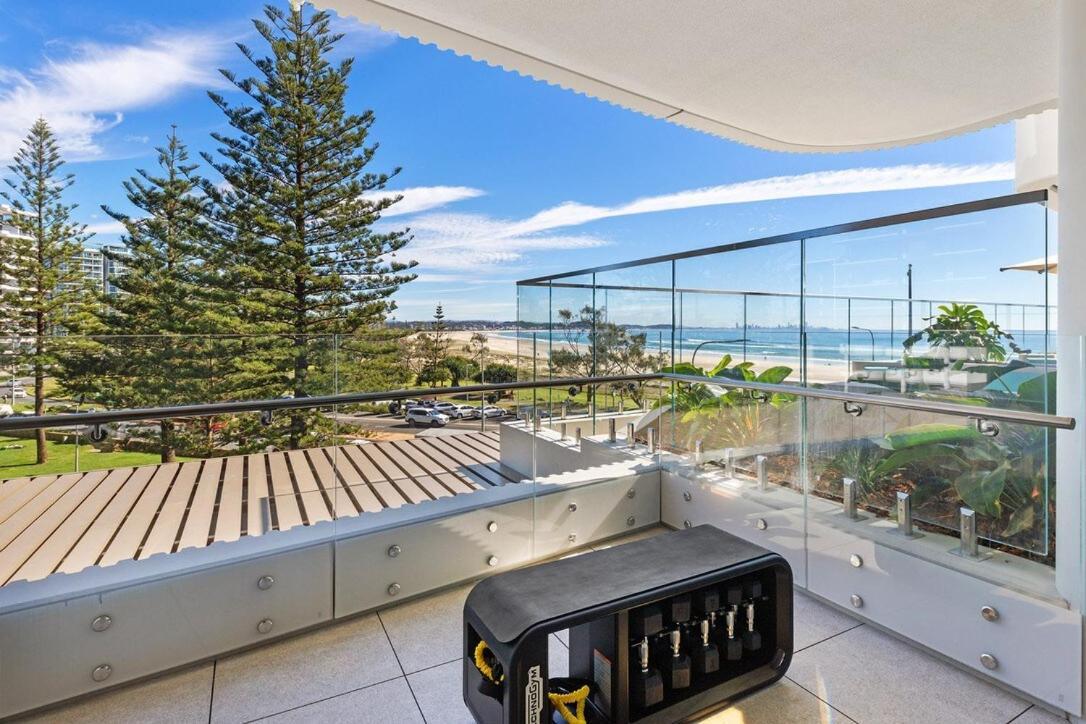 Beachfront Escape Kirra Ocean Views Sleeps 6 Apartment *